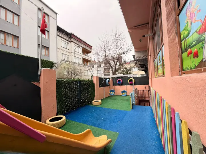 Kaydırağı ve salıncaklarıyla okul bahçesi